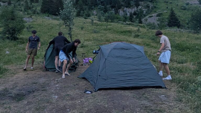 Le parc national des Écrins limite le bivouac à 120 tentes pour encadrer son succès.