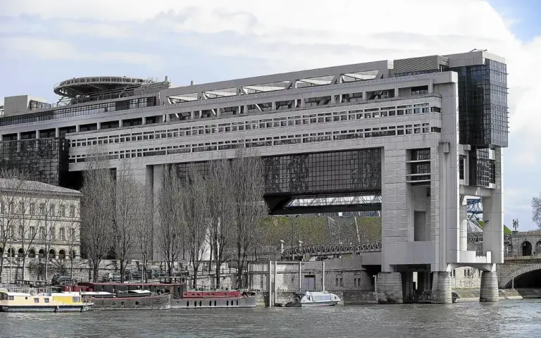 Budget 2027 : tensions entre les institutions sur les priorités de financement.