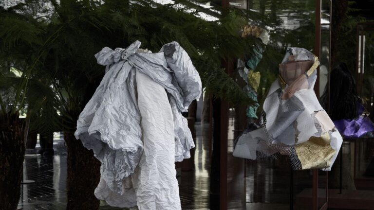Dior et Jonathan Anderson exposent des œuvres de Lynda Benglis au musée Rodin à Paris.