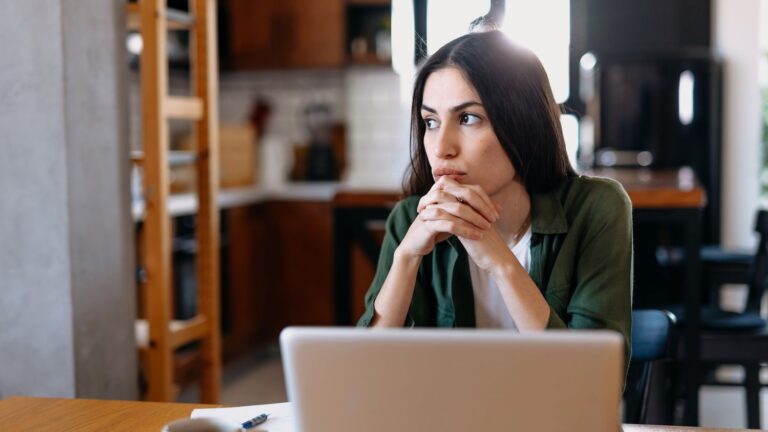 Des candidats disparaissent sans explication lors des recrutements dans le secteur technologique.
