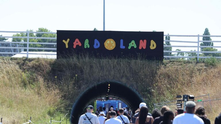 Yardland à Paris : des organisateurs dénoncent des violences policières contre des festivalières.
