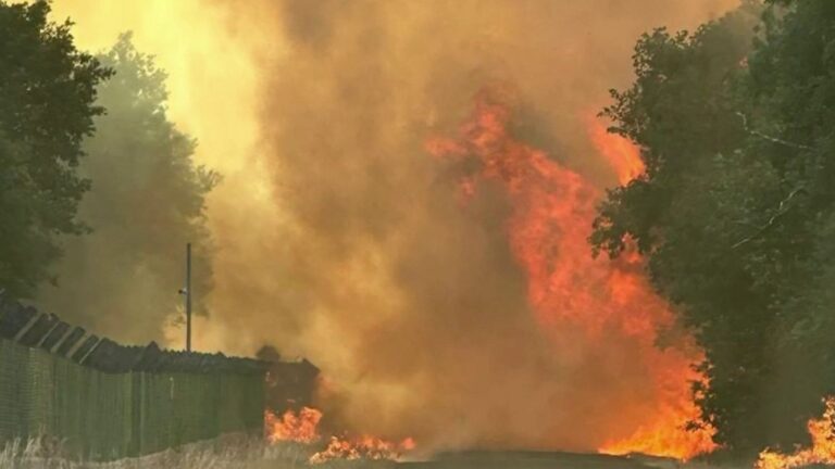 Incendie près d’un site Seveso dans le Cher : intervention des pompiers en cours
