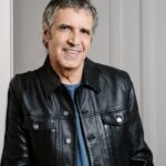 Julien Clerc évoque le danseur des obsèques dans une interview sur Franceinfo.
