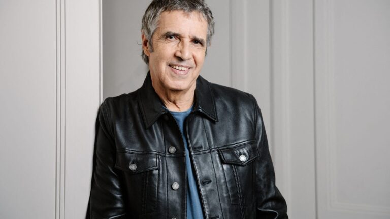 Julien Clerc évoque le danseur des obsèques dans une interview sur Franceinfo.