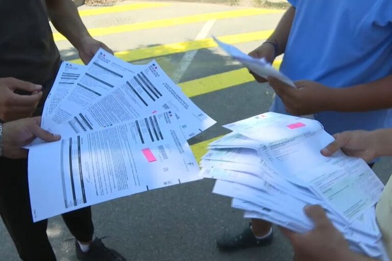 Des jeunes dénoncent des amendes quotidiennes atteignant jusqu’à 4 000 euros.