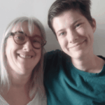 Une mère repasse le bac avec sa fille : un défi éducatif partagé en famille.