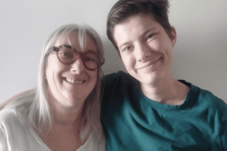 Une mère repasse le bac avec sa fille : un défi éducatif partagé en famille.