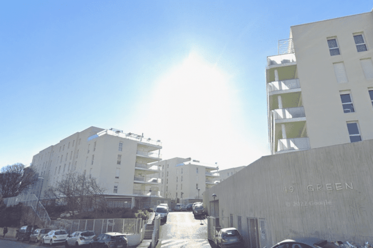 Deux immeubles à Marseille endommagés par des explosions d’origine criminelle.