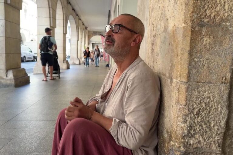 À La Rochelle, le traitement des SDF suscite des débats sur la gestion de la misère sociale.