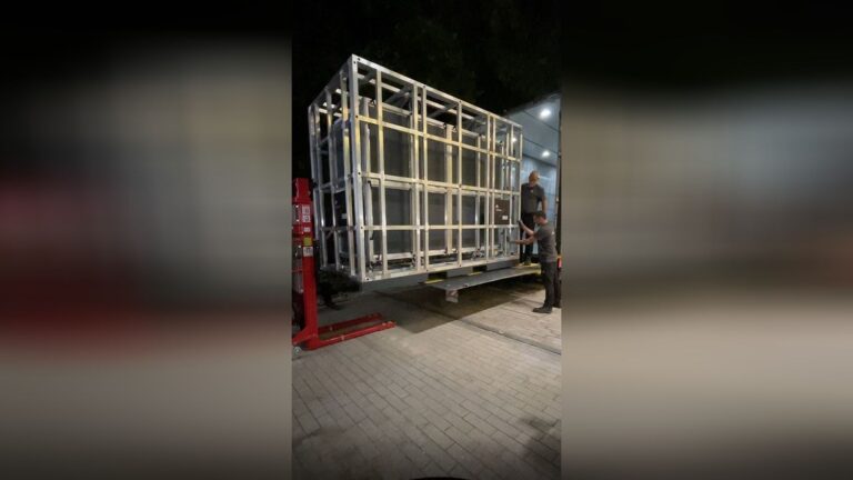 La tapisserie de Bayeux arrive secrètement à Londres pour restauration par des experts.