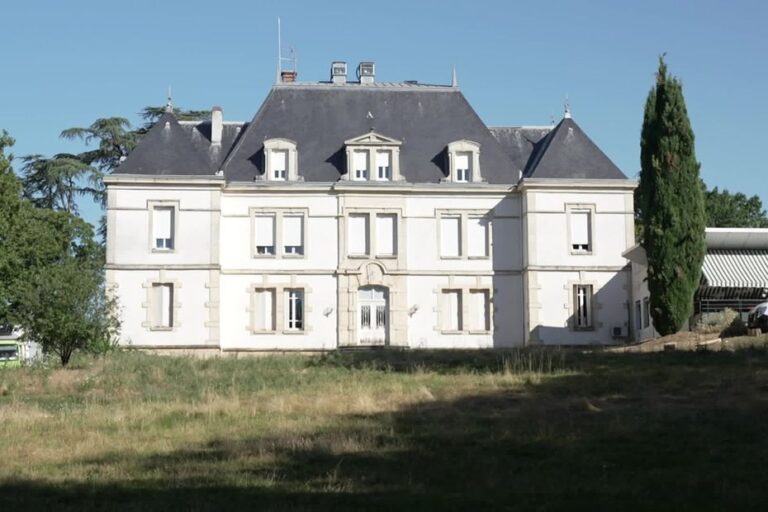 Alerte au sein de l’Ehpad privé de l’Ain : le personnel exprime son désespoir quotidien.