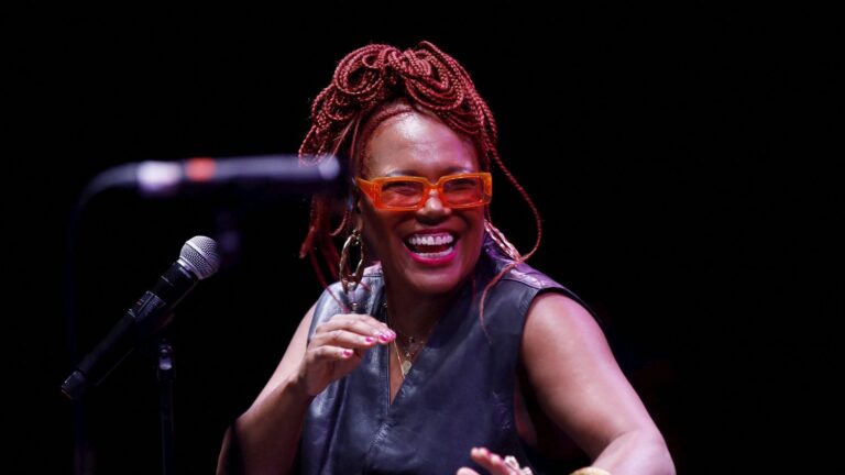 China Moses évoque l’acceptation de soi et le soutien maternel dans son parcours.