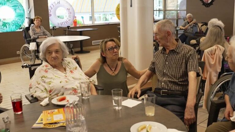 Réunions de crise dans une résidence pour seniors du Val-de-Marne face à la canicule