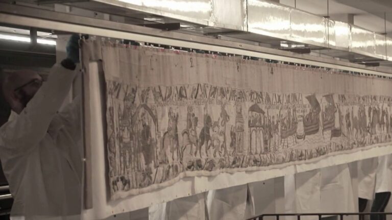 La tapisserie de Bayeux transférée avec soin à Londres pour exposition.