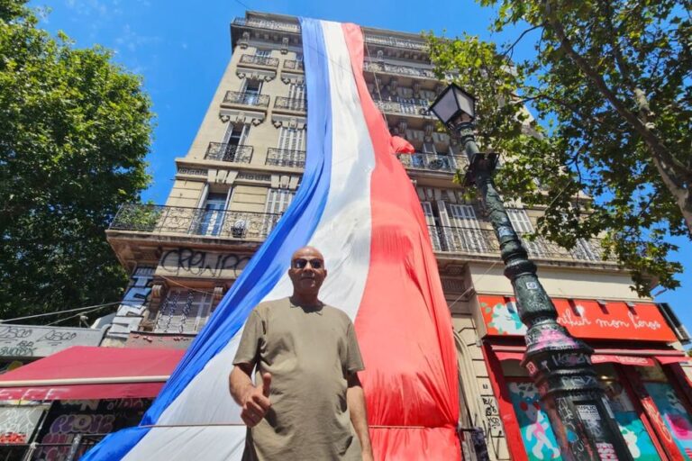 Le restaurant marseillais déploie un drapeau tricolore de 45 mètres lors des matchs de la France.