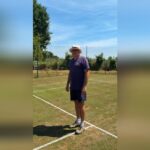 Un homme recrée un court de Wimbledon dans son jardin en Bretagne