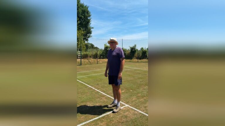 Un homme recrée un court de Wimbledon dans son jardin en Bretagne