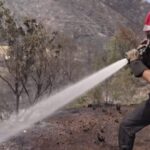 Pompiers des Pyrénées-Orientales épuisés face à la lutte contre les incendies.