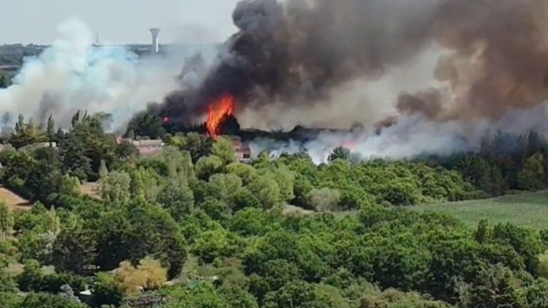 Loire-Atlantique : un incendie détruit 85 hectares de camping, des évacuations en cours.