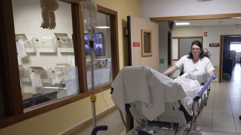 Les hôpitaux français mobilisés face à l’augmentation des admissions pendant la canicule.