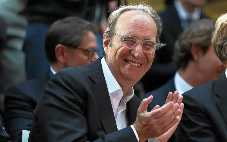 Xavier Niel investit 5,1 milliards d’euros pour devenir premier actionnaire de Vodafone.