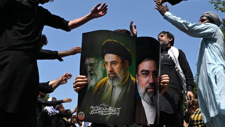Le guide suprême iranien déclare que la vengeance est inévitable après la mort d’Ali Khamenei.