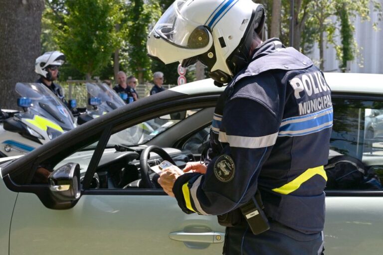 Un conseiller municipal poursuivi en justice après avoir insulté le chef de la police pour un PV.