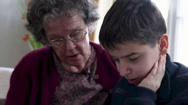 Grands-mères en France : passer du temps avec les petits-enfants favorise le bien-être.