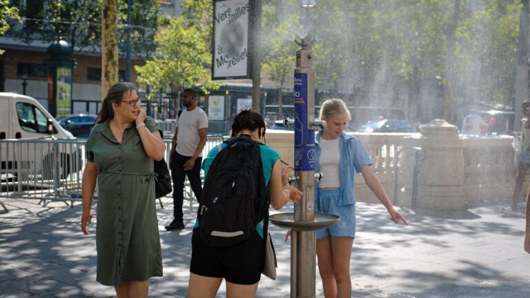 Météo-France place 37 départements en vigilance rouge canicule, 46 en vigilance orange.