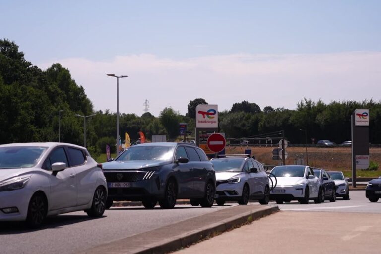 Affluence record sur une aire d’autoroute de la Sarthe en raison de la canicule.