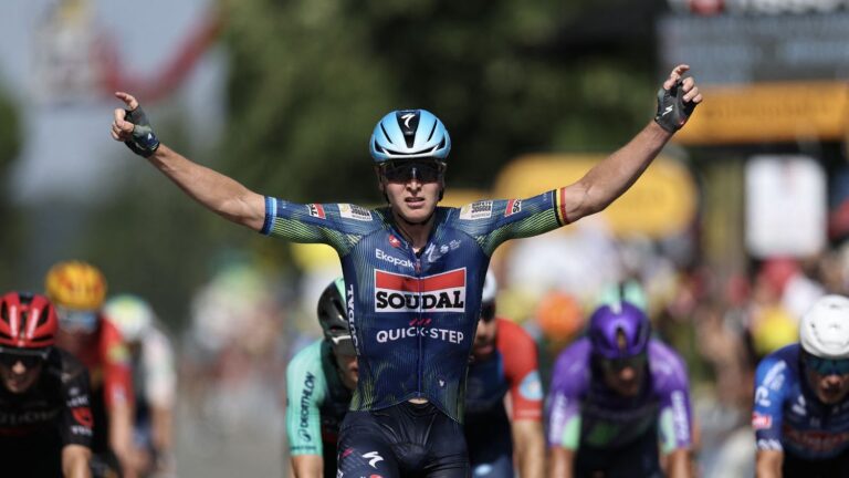 Tim Merlier remporte le sprint de la 8e étape du Tour de France 2026.