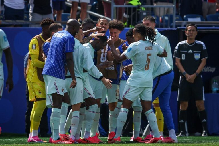 Une minute de silence demandée par Eric Ciotti avant la demi-finale France-Espagne.