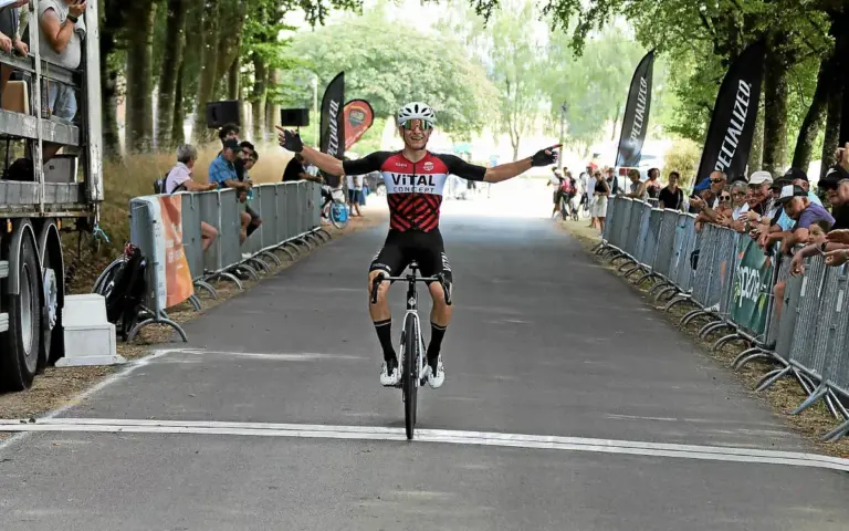 Challenge Cœur de Bretagne : Théo Paris remporte la victoire à Coëtlogon