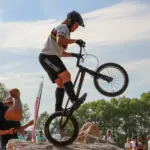 Coupe de France de VTT Trial à Liffré : les concurrents se préparent pour la compétition.