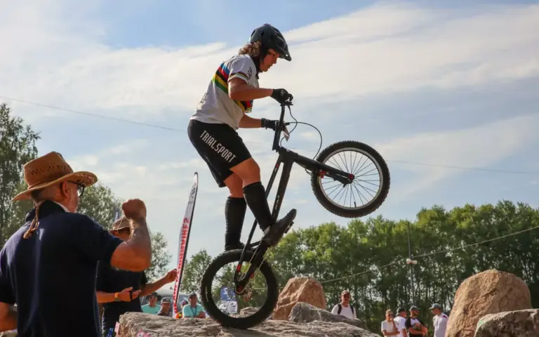 Coupe de France de VTT Trial à Liffré : les concurrents se préparent pour la compétition.