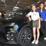 La Bretagne augmente la vente de voitures électriques avec des recharges solaires pour la R5.