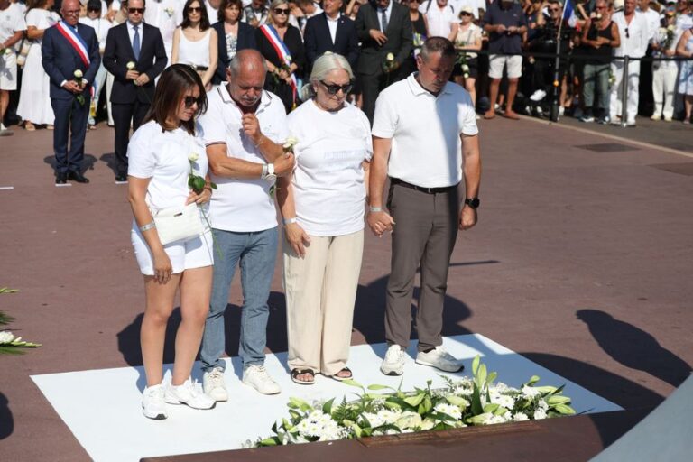 Hommage aux victimes de l’attentat de Nice : une foule se rassemble sur la Promenade