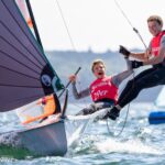 Deux jeunes navigateurs remportent le titre de champions du monde de voile après trois ans de sacrifices.
