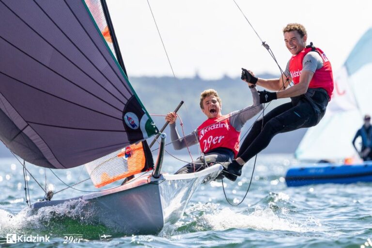 Deux jeunes navigateurs remportent le titre de champions du monde de voile après trois ans de sacrifices.