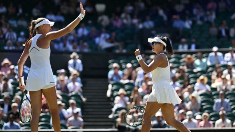 Kristina Mladenovic et Guo Hanyu remportent le titre en double à Wimbledon, leur septième en Grand Chelem.