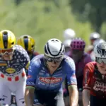 Van der Poel dynamise l&rsquo;échappée lors de la 9e étape entre Malemort et Ussel, le peloton à proximité.