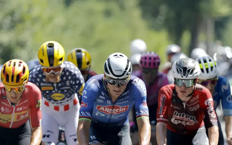 Van der Poel dynamise l’échappée lors de la 9e étape entre Malemort et Ussel, le peloton à proximité.