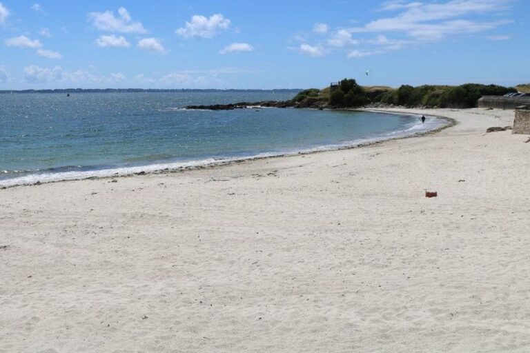 Une femme décède sur une plage près de Lorient, enquête ouverte par les autorités locales.
