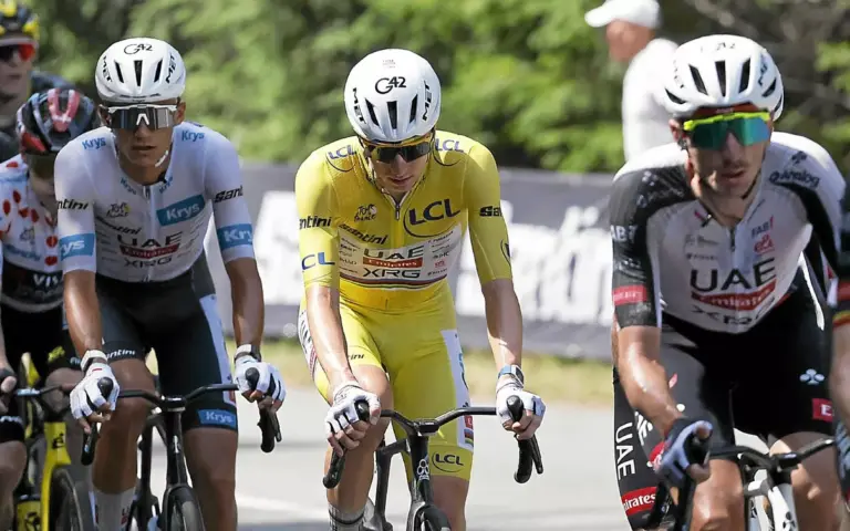 Tour de France : une voiture percute des barrières, un spectateur gravement blessé en Corrèze.