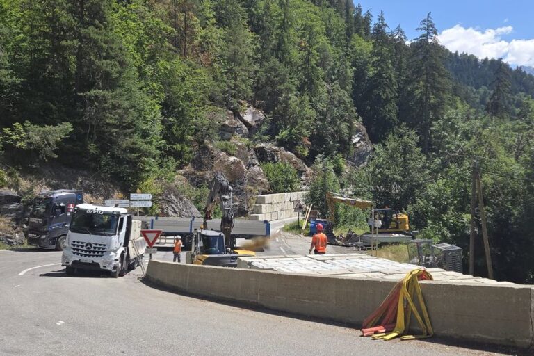 Incendie en Savoie : des blocs de béton installés, la route rouverte mercredi.