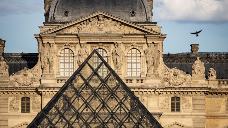 Sophie, agente de sécurité, évoque le lien persistant après le cambriolage du Louvre.