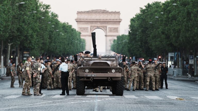 Défilé du 14-Juillet 2026 : Emmanuel Macron présente des démonstrations militaires avec 7 000 policiers mobilisés.