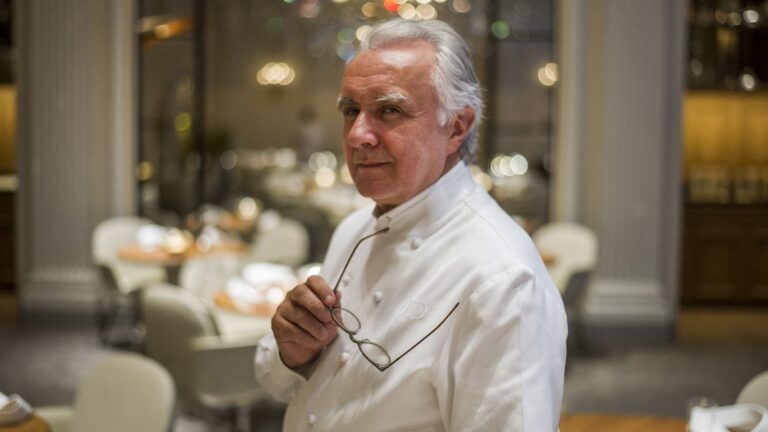 Alain Ducasse met la nature au cœur de ses créations culinaires en France.