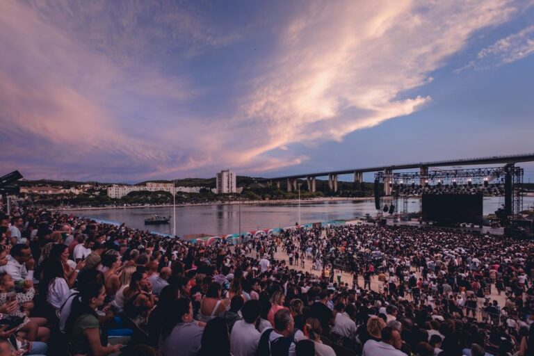 Martigues Summer Festiv’Halle : concerts en plein air avec Jean-Louis Aubert et d’autres artistes.