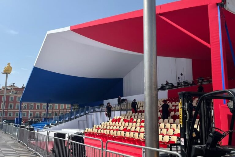 Chaises vides et concert en hommage aux victimes de l’attentat de Nice, avec la Patrouille de France